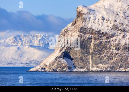 Vue spectaculaire des montagnes enneigées en hiver, Troms, îles de la mer de Norvège, Cercle arctique, au nord de la Norvège, de l'Europe Banque D'Images