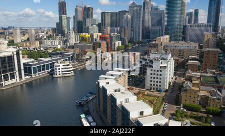 Centre d'affaires et financier des Docklands de Londres près de Real Estate Homes Avec un homme d'affaires vivant à proximité de leurs grands immeubles de bureaux d'affaires Banque D'Images