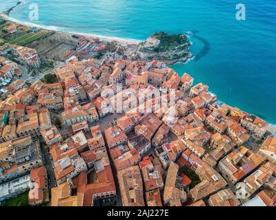 Vue aérienne de Tropea, maison sur le roc et sanctuaire de Santa Maria dell'Isola, la Calabre. L'Italie. Toits de Tropea Banque D'Images