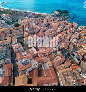 Vue aérienne de Tropea, maison sur le roc et sanctuaire de Santa Maria dell'Isola, la Calabre. L'Italie. Toits de Tropea Banque D'Images