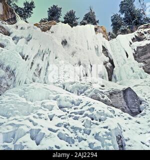 Cataract falls gelés dans le bassin du Ruisseau Elk près de augusta, Montana Banque D'Images