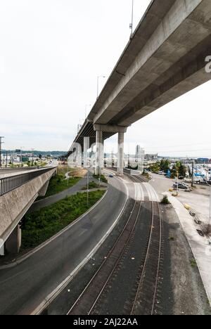 Vue vers l'Ouest sous le pont près de la borne 18 de Seattle dans l'État de Washington. Banque D'Images