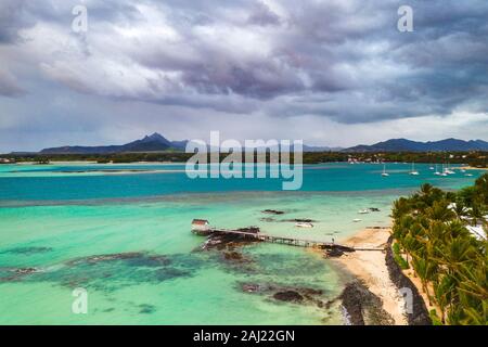 Nuages sur lagoon et de la jetée par une plage bordée de palmiers, vue aérienne, Trou d'Eau Douce, Flacq, côte est, l'Île Maurice, océan Indien, Afrique Banque D'Images