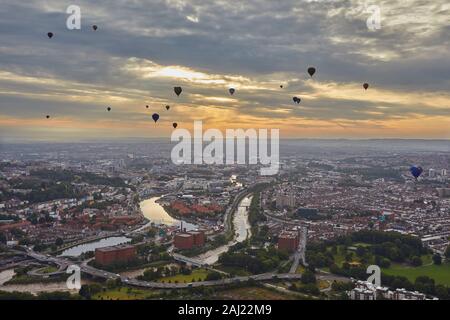 Les ballons à air chaud en survolant la ville de Bristol pendant le Bristol International Balloon Fiesta, Bristol, Angleterre, Royaume-Uni, Europe Banque D'Images