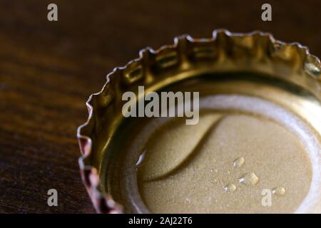 Gros plan macro sur une bouteille de bière cap sur un bar Banque D'Images