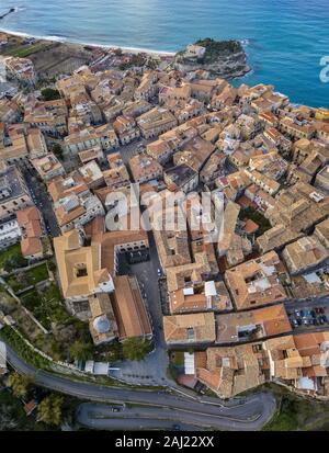 Vue aérienne de Tropea, maison sur le roc et sanctuaire de Santa Maria dell'Isola, la Calabre. L'Italie. Toits de Tropea Banque D'Images