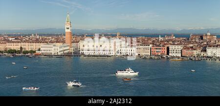 Panorama du front de mer de Venise y compris du palais des Doges, Le Campanile, la Place Saint Marc et le Pont des Soupirs, Venise, Italie Banque D'Images