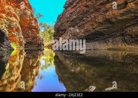 Scenic Simpsons Gap et point d'eau permanent reflétant les falaises dans West MacDonnell Ranges, près d'Alice Springs sur Larapinta Trail, Outback, l'Australie Banque D'Images