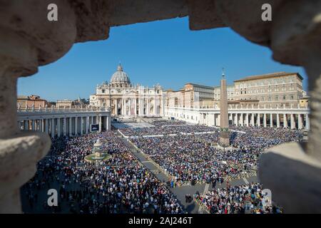Une vue générale de la Place Saint Pierre au cours d'une Messe de canonisation, Cité du Vatican, Rome, Latium, Italie, Europe Banque D'Images