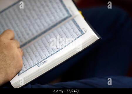 Close-up of Muslim man reading le Noble Coran, Hanoï, Vietnam, Indochine, Asie du Sud-Est, l'Asie Banque D'Images