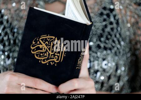 Close-up of woman reading le Noble Coran, Ho Chi Minh City, Vietnam, Indochine, Asie du Sud-Est, l'Asie Banque D'Images