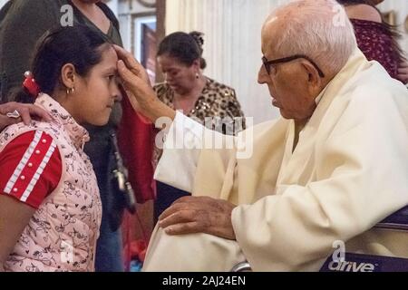 Monseigneur Canago Aranda de Alba bénit une fille à la Cathédrale de Guadalajara au Mexique Banque D'Images