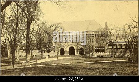 L'Harvard book . Musée de l'université. AUSTIN HALL (L'École de droit) L'A. B. A. HARVARD BOOK UN USTIN HALL, l'École de droit, a été construit en 1883, le don d'Austin. Le nouveau bâtiment, Langdell Hall, retour d'Austin Hall, a été achevé vers 1908, andnamed après Christopher C. Langdell, l'auteur de la désormais universal case système, et contient la plus grande partie de la bibliothèque. Il contient également une collection unique de portraits d'éminents avocats. judgesand L'École de droit a été établi en 1817, et est la plus ancienne des écoles de droit existant dans les pays. Il est devenu dans son caractère national, comme Banque D'Images