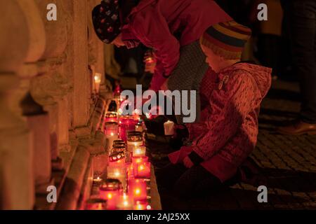 Brno, République tchèque - Le 17 novembre 2019 : Les enfants de la lumière des bougies sur une célébration de 30 ans de révolution de velours à la place de la liberté le 17 novembre Banque D'Images