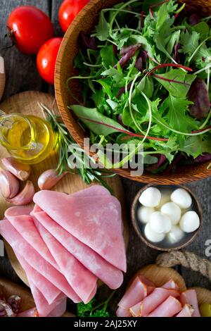 Plateau d'antipasti sur surface en bois Banque D'Images