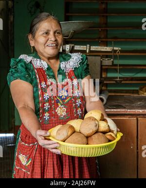 Oaxaca, Mexique - 2019-11-30 - Femme affiche fièrement le pain qu'elle a fait de ce matin. Banque D'Images