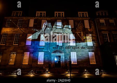 Edinburgh, Royaume-Uni. Mon 1er janvier 2020. La soirée d'ouverture du "Message du ciel : le littoral", un recueil de lettres à l'Écosse de réfléchir sur notre relation avec nos mers, des eaux et des côtes et de notre patrimoine maritime. Cette projection est "gardiens" qui a lieu à la Northern Lighthouse Board sur la rue George et dispose de l'écrivain Charlotte Runcie, designer Kate Charte, musique par Pippa Murphy et narration par Francis Cabrel. Banque D'Images