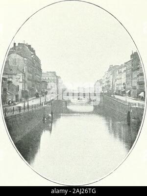 Album géographique : La France . BIT ALBUM GÉOGRAPHIQUE. iW. Rennes ; Li:s quais di : : la vii-ainh. Nmûtiopûlf - I.&lt;n[e itiiiciilale dans une position de tous temps lavoraliloauK transartinrrs cûiniuerfialcs-. Banque D'Images