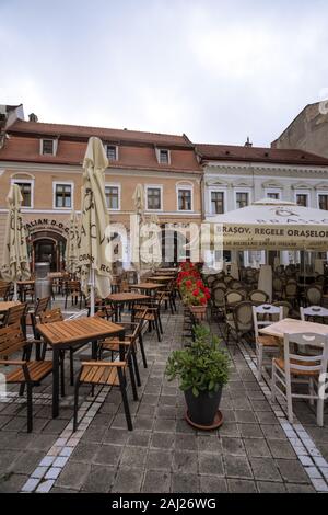 BRASOV, Roumanie 24 JUILLET 2019 - vue sur le café sur la place principale à l'Brasov. BRASOV, Roumanie, 24 juillet 2023 Banque D'Images