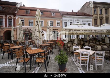 BRASOV, Roumanie 24 JUILLET 2019 - vue sur le café sur la place principale à l'Brasov. BRASOV, Roumanie, 24 juillet 2023 Banque D'Images