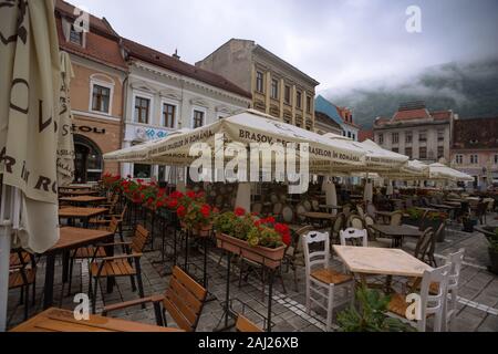 BRASOV, Roumanie 24 JUILLET 2019 - vue sur le café sur la place principale à l'Brasov. BRASOV, Roumanie, 24 juillet 2023 Banque D'Images