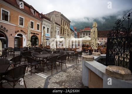 BRASOV, Roumanie 24 JUILLET 2019 - vue sur le café sur la place principale à l'Brasov. BRASOV, Roumanie, 24 juillet 2023 Banque D'Images