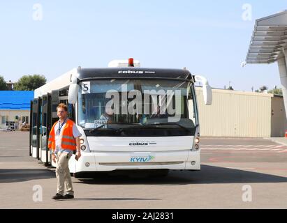 Kiev, Ukraine - le 30 août 2019 : l'aéroport de Bus et travailleur non identifiés Banque D'Images