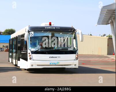 Kiev, Ukraine - le 30 août 2019 : Bus et bâtiment de l'aéroport Banque D'Images