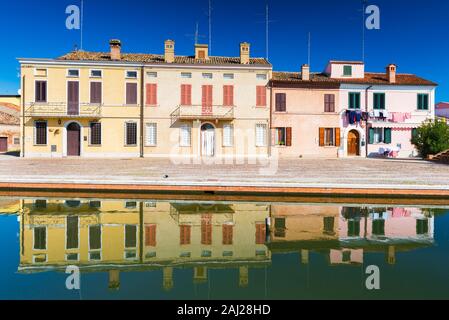 Сomacchio - Octobre 2016, Émilie Romagne, Italie : maisons colorées mirror reflète dans l'eau Banque D'Images