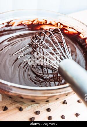 Chocolat fondu dans un bol avec fouet en acier Banque D'Images