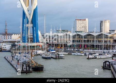 La spinnaker tower et centre commercial avec restaurants à GUNWHARF QUAYS de Portsmouth Harbour, Hampshire, Royaume-Uni. Banque D'Images