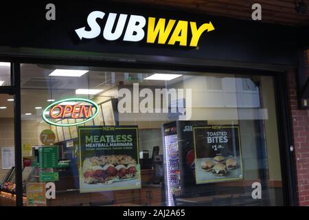 Restaurant Subway dans Wickford high street, Essex, Angleterre. Vue extérieure avec la signalisation du métro. Banque D'Images