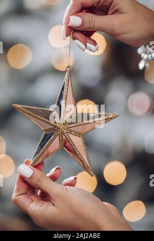 Les mains des femmes sont titulaires d'un jouet de Noël Banque D'Images
