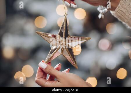 Les mains des femmes sont titulaires d'un jouet de Noël Banque D'Images