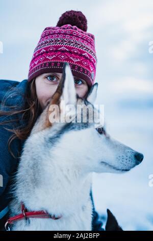 Akureyri, Islande, Islande 21. Décembre 2019. Jeune fille de chien appréciant son temps dehors avec son meilleur ami et beau chien dans un. En islande Banque D'Images