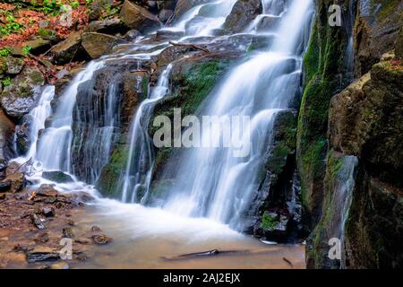 Skakalo cascade dans les forêts de la Transcarpathie. flux rapide de l'eau coule vers le bas les énormes rochers. l'eau claire de la nature des Carpates au printemps. lo Banque D'Images