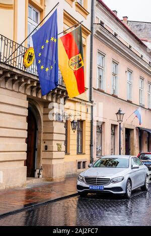 Cracovie, Pologne - Apr 30, 2019 : l'allemand et l'Union européenne les drapeaux sur la façade du consulat général de la République fédérale d'Allemagne à Cracovie situé dans Banque D'Images