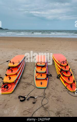 Pile de planches de surf en mer. Banque D'Images