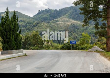 Bienvenue au Laos, signe de route sur la frontière avec le Vietnam. Banque D'Images