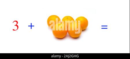 Des problèmes simples de sommes avec des oranges, des problèmes de mathématiques pour les enfants qui étudient et veulent apprendre les mathématiques et calcul infinitésimal ; apprendre à ajouter aux fruits Banque D'Images
