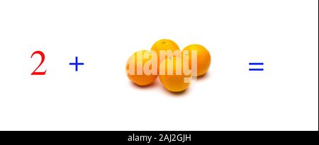 Des problèmes simples de sommes avec des oranges, des problèmes de mathématiques pour les enfants qui étudient et veulent apprendre les mathématiques et calcul infinitésimal ; apprendre à ajouter aux fruits Banque D'Images