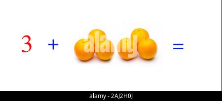 Des problèmes simples de sommes avec des oranges, des problèmes de mathématiques pour les enfants qui étudient et veulent apprendre les mathématiques et calcul infinitésimal ; apprendre à ajouter aux fruits Banque D'Images