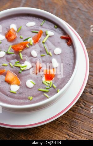 Potage aux poireaux et pommes de terre violettes Banque D'Images