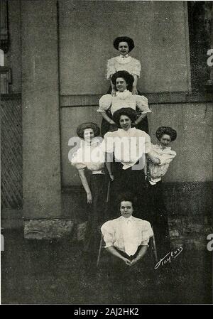 Milady dans Brown 1908 . (Totors Vybgyor Orfianizea X V E en 1906 -devise l3od.T( rimxv inanimous Geraniacea ; pelargonium La Perle Agents Davis, ^ IX H. L. D. Sarah Armistead. SIX . C. H. L. D. Aline King, M. H. M. OKA Elizabeth Chapman. * M H. M. C. Eloise Bradshaw, eKA H. L. I. Amy Fowlkes, SKA G. F. MONA Hudson, 6 K A . H. I. T. Orilnar tlortals J 5Clara tordues. * M * JI Cleo Edwards, Helen Hunt Harrison, B 20 X 21 Mildred Traîneau, Sara, Geers T • M i r a h B 20 MCINTYRE, Mary Wallace, T 2 Carol Perrenot, 2 J 1906 Tolors X. a organisé (Rouge et Noir TlowcrCrimson yaotto grimpeur sur climbin garder Banque D'Images