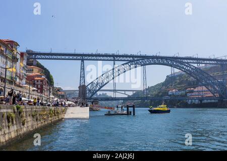 PORTO, PORTUGAL - 28 juillet 2019 : les célèbres maisons de la Ribeira dans le Douro River Bank près du Pont Dom Luis I, Porto, Portugal. Banque D'Images