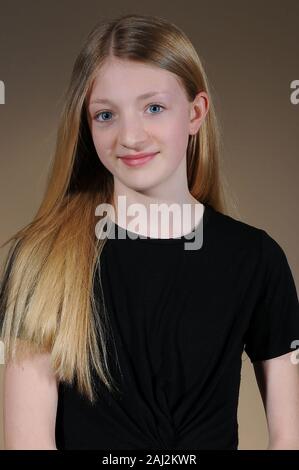 Jolie blonde woman t-shirt noir sur fond brun chaud est diplômé Banque D'Images