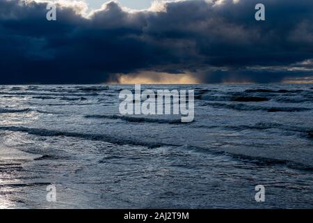 Ciel d'orage sur la mer Baltique. Banque D'Images