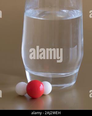 Verre de l'eau liquide et de la molécule H2O avec un hydrogène et deux atomes d'oxygène . Banque D'Images