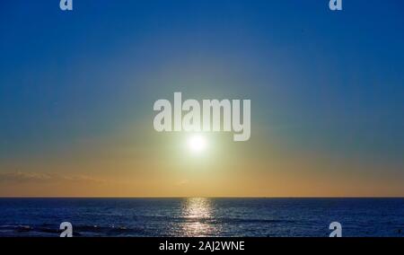 L'océan Atlantique et le soleil dans le ciel sans nuages, avant le coucher du soleil - seascape, natural background Banque D'Images