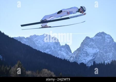 Marius LINDVIK (NI), action, aller devant avec panorama alpin et Zugspitze Waxenstein. PHOTOMONTAGE. Le saut à ski, le 68ème Tournoi International de 4 Hills 2019-2020. Saut du Nouvel An à Garmisch Partenkirchen le 1er janvier 2020. Dans le monde d'utilisation | Banque D'Images